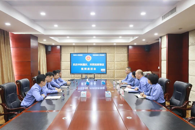 1情系双节传暖意 检徽熠熠话同心——阜新与莫索湾检察同仁千里连线 共话协作情谊.jpg