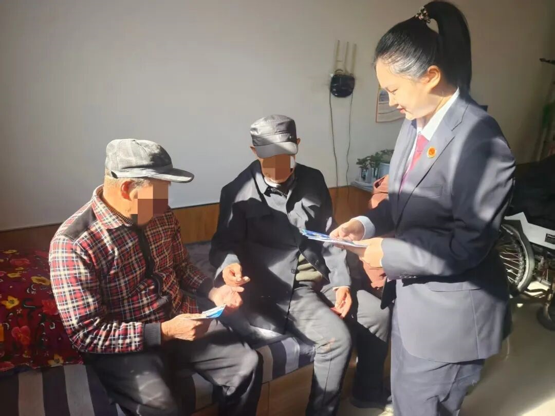 2检察蓝守护夕阳红 法治阳光暖人心.jpg