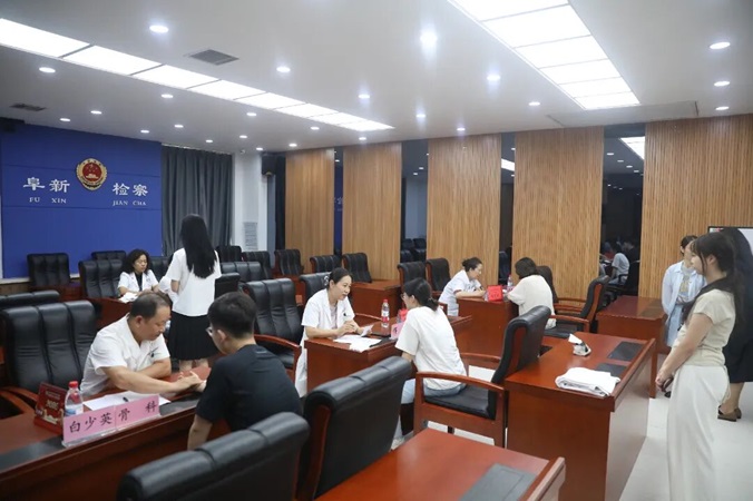 【阜检动态】把脉问诊贴伏贴 中医义诊暖检心——市检察院联合市中医院开展健康义诊活动